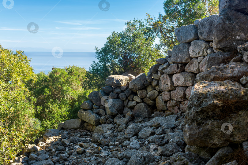 Скачать античные руины на вершине горы у моря фотосток Ozero