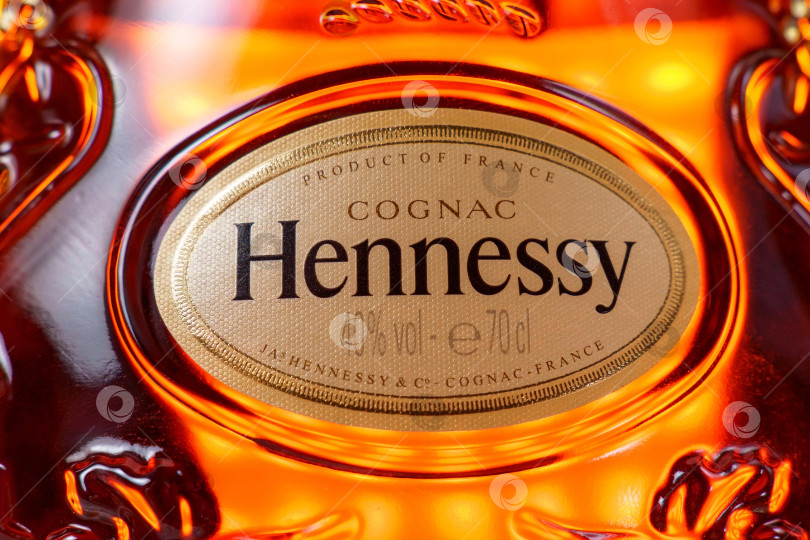 Скачать Тюмень, Россия - 27 ноября 2021 года: крупный план логотипа Hennessy, известной марки коньяка из Франции. фотосток Ozero