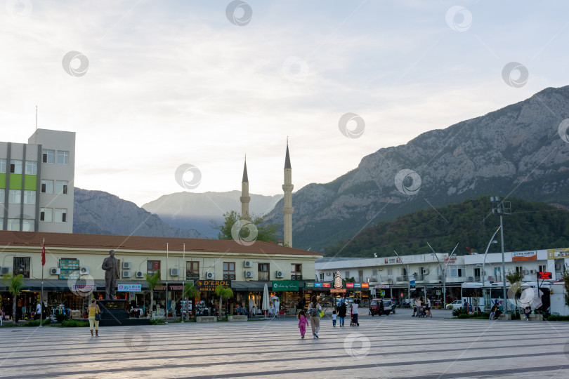 Скачать вид на улицу в центре Кемера, Турция фотосток Ozero