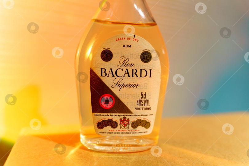 Скачать Тюмень, Россия - 30 марта 2022 года: Бутылка рома Bacardi superior, крупнейшей в мире компании по производству спиртных напитков, на Бермудских островах. фотосток Ozero