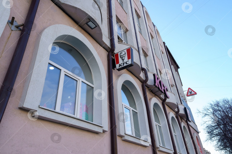Скачать Тюмень, Россия - 09 апреля 2022 года: Ресторан с логотипом KFC Fried Chicken в торговом центре. KFC - американский ресторан быстрого питания фотосток Ozero