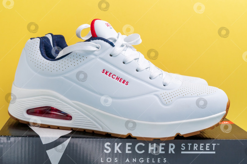 Скачать Тюмень, Россия - 14 октября 2021 года: логотип компании Skechers на кроссовках. Skechers USA, Inc. - это американский стиль жизни. Избирательный фокус фотосток Ozero