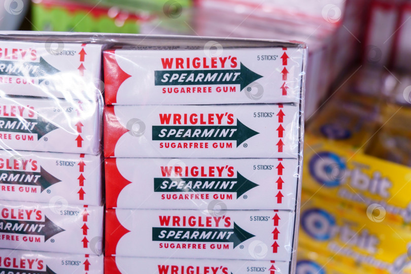 Скачать Тюмень, Россия - 13 апреля 2022 года: Жевательная резинка Wrigley Spearmint в классическом дизайне упаковки. Избирательный фокус фотосток Ozero