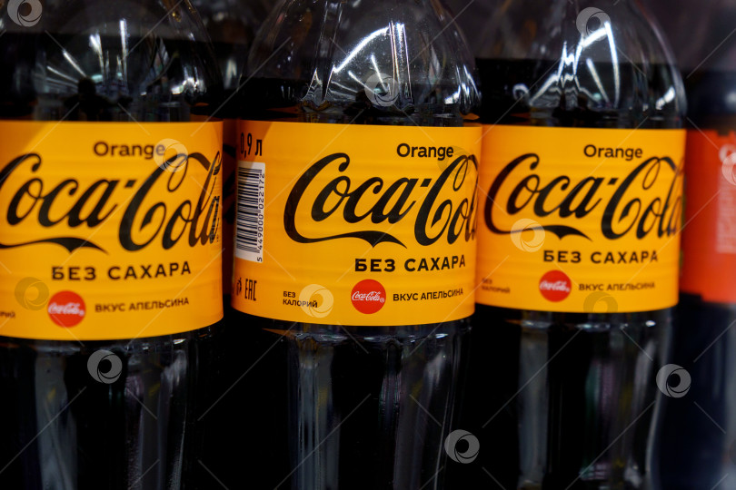 Скачать Тюмень, Россия - 25 марта 2022 года: Coca-Cola orange. Coca-Cola Company - ведущий производитель газированных напитков в мире. фотосток Ozero