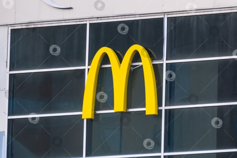 Скачать Тюмень, Россия - 22 февраля 2022 года: логотип McDonalds. McDonalds - крупнейшая в мире сеть ресторанов быстрого питания с гамбургерами. фотосток Ozero