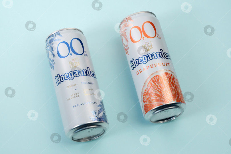 Скачать Тюмень, Россия - 13 апреля 2022 года: Алюминиевые банки из-под безалкогольного пива Hoegaarden и со вкусом грейпфрута, разноцветный фон фотосток Ozero