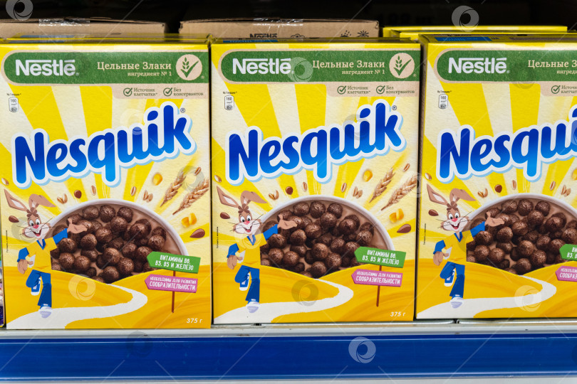 Скачать Тюмень, Россия - 25 марта 2022 года: Какао Nestle Nesquik на полках гипермаркета. Избирательный фокус фотосток Ozero