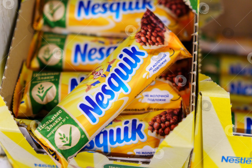 Скачать Тюмень, Россия - 13 апреля 2022 года: Шоколад Nesquik. Nequik принадлежит швейцарской компании Nestle.e фотосток Ozero