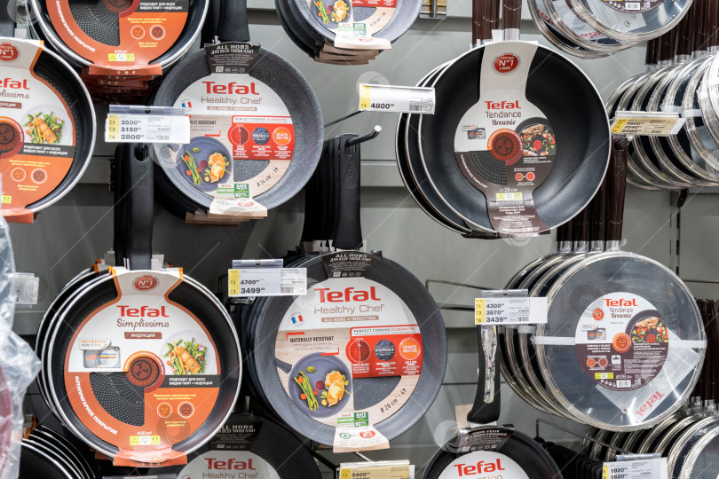 Скачать Тюмень, Россия - 14 апреля 2021 года: Продается логотип Tefal на тефлоновой сковороде с антипригарным покрытием. Продажа посуды фотосток Ozero