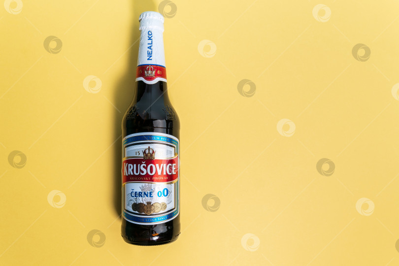 Скачать Тюмень, Россия - 27 декабря 2021 года: Бутылка темного чешского безалкогольного пива "Крушовице". Пространство для копирования фотосток Ozero