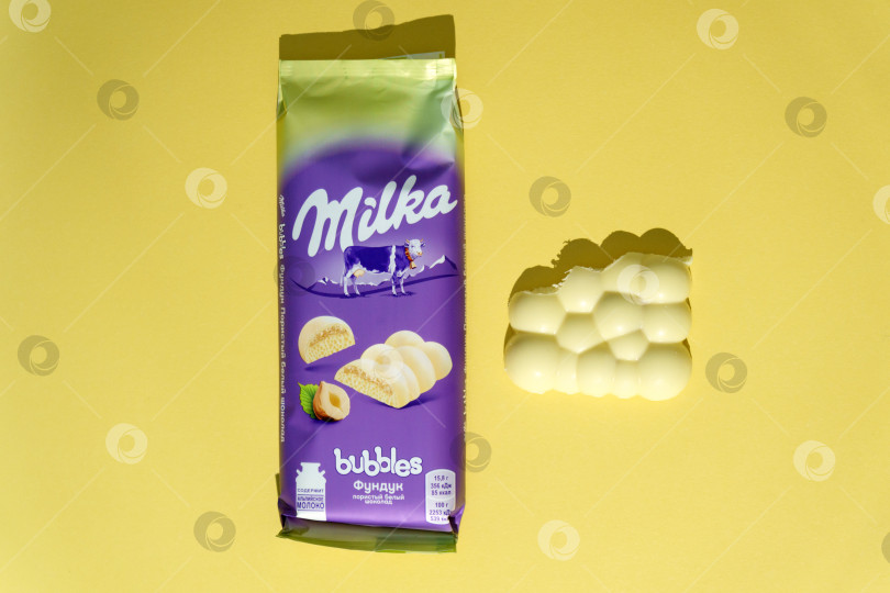 Скачать Тюмень, Россия- 03 марта 2022 г.: Milka white chocolate and hazelnuts - швейцарский бренд шоколадных кондитерских изделий, производимых международной компанией Mondelez International фотосток Ozero