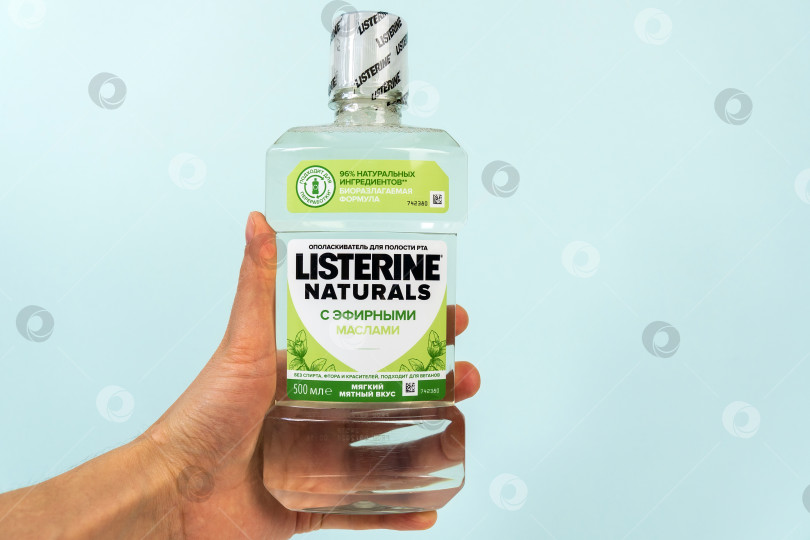 Скачать Тюмень, Россия - 16 февраля 2022 года: Listerine healthy naturals с эфирными маслами. Пространство для копирования. Не содержит спирта, фтора и красителей, подходит для веганов. фотосток Ozero
