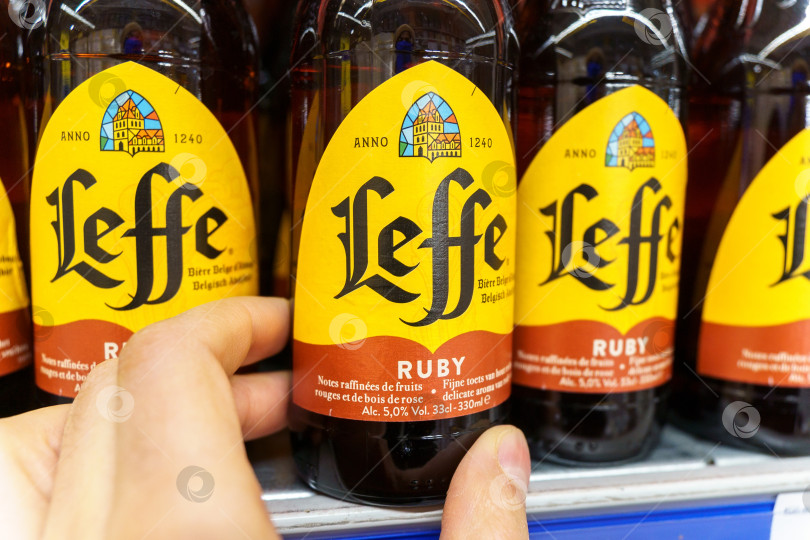 Скачать Тюмень, Россия- 02 декабря 2021 года: Бутылка бельгийского пива Leffe крупным планом. Leffe производится компанией Abbaye de Leffe в Бельгии. фотосток Ozero