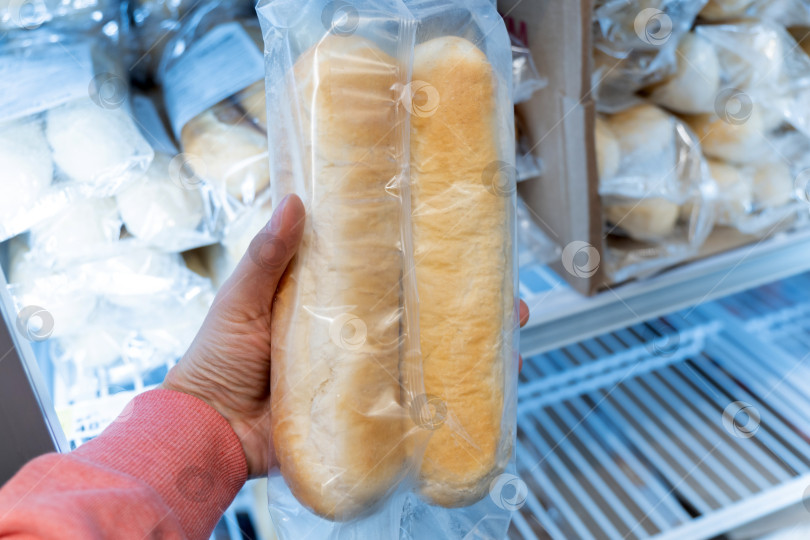 Скачать Замороженный хлеб в холодильнике. чиабатта, рулет, булочки для гамбургеров фотосток Ozero