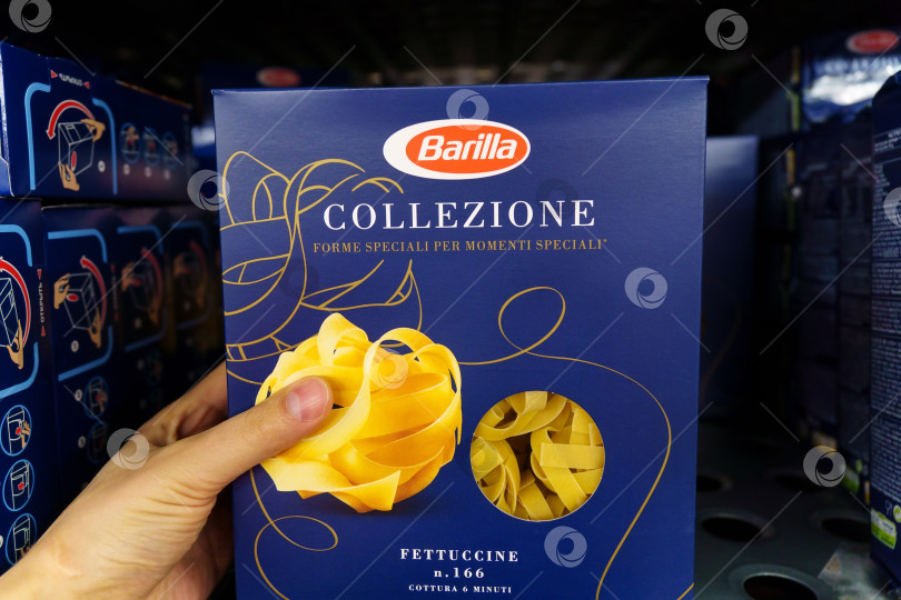 Скачать Тюмень, Россия - 13 апреля 2022 года: Паста Barilla collezione на полке супермаркета. Barilla - ведущий мировой производитель макаронных изделий фотосток Ozero