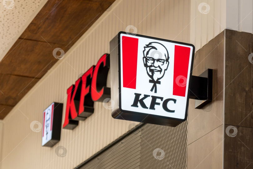 Скачать Тюмень, Россия - 20 февраля 2022 года: Ресторан с логотипом KFC Fried Chicken в торговом центре. KFC - американский ресторан быстрого питания фотосток Ozero