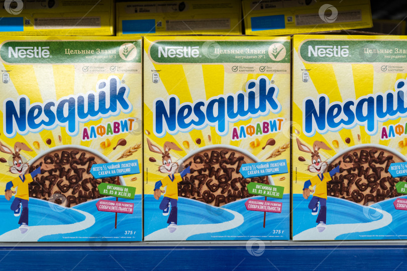 Скачать Тюмень, Россия - 25 марта 2022 года: Шоколад Nesquik. Nequik принадлежит швейцарской компании Nestle.e фотосток Ozero