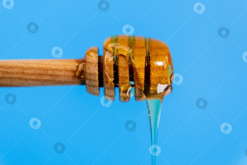 Скачать Капающий мед крупным планом из деревянного ведерка с местом для копирования фотосток Ozero