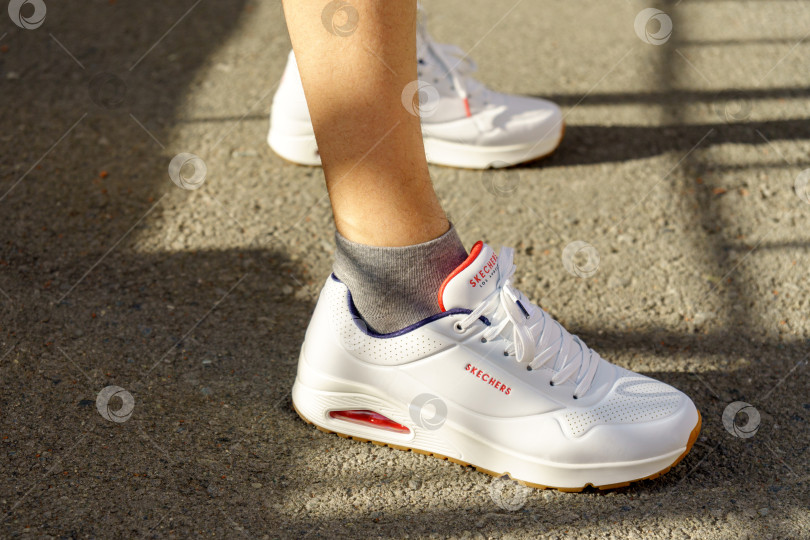 Скачать Тюмень, Россия - 27 апреля 2022 года: Мужская спортивная обувь с логотипом Skechers, Лос-Анджелес. Избирательный фокус фотосток Ozero