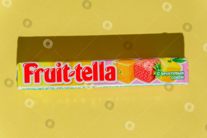 Скачать Тюмень, Россия - 03 апреля 2022 года: Жевательная резинка Fruittella и конфеты на желтом фоне. Избирательный фокус фотосток Ozero