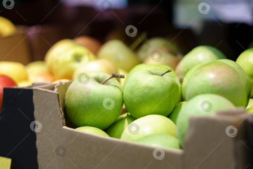 Скачать Яблоки на полках продуктового магазина. Продажа свежих фруктов. Избирательный фокус фотосток Ozero