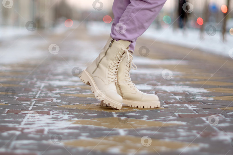 Скачать Ноги в зимних ботинках. Ходьба по снегу в зимних ботинках. Крупный план. Избирательный фокус фотосток Ozero