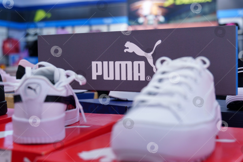 Скачать Тюмень, Россия - 12 августа 2022 года: логотип Puma в демонстрационном зале магазина спортивной одежды. Концепция спортивной и повседневной обуви фотосток Ozero