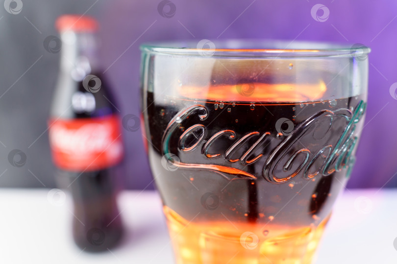 Скачать Тюмень, Россия - 02 ноября 2022 года: Производятся напитки Coca-Cola. Selective focus, глобальная компания по производству безалкогольных напитков фотосток Ozero