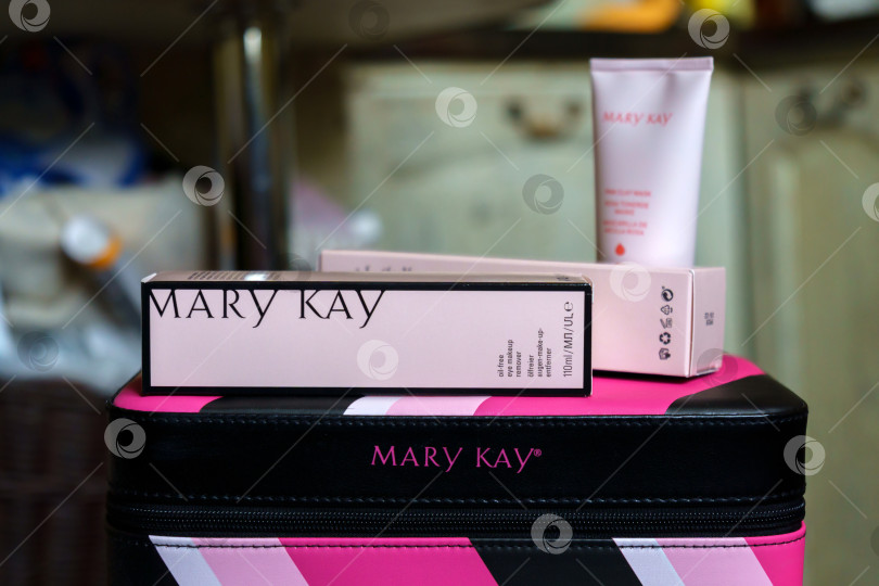 Скачать Тюмень, Россия - 02 ноября 2022 года: логотип Mary Kay, частной компании по продаже косметической продукции. Избирательный фокус фотосток Ozero