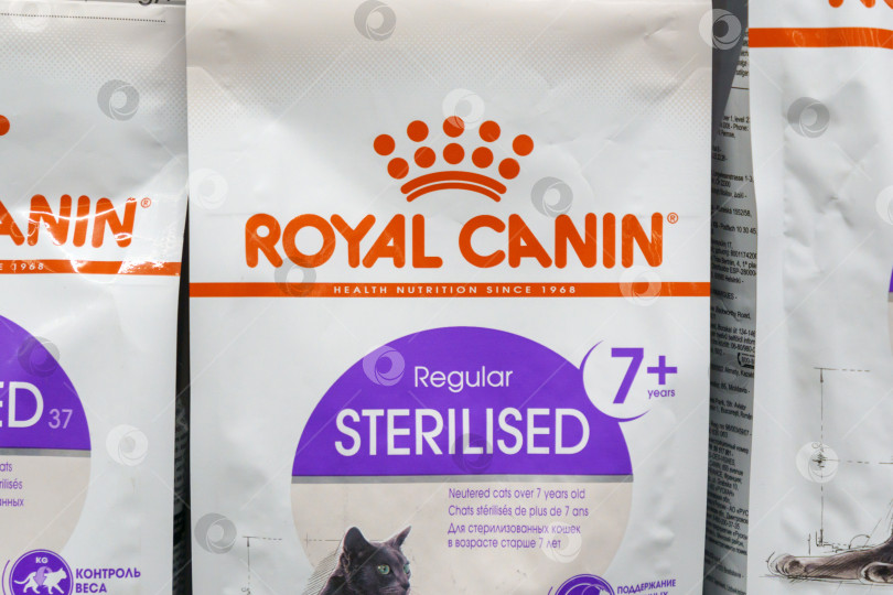 Скачать Тюмень, Россия - 17 августа 2022 г.: Royal Canin - это полезные корма премиум-класса для домашних животных. Избирательный фокус фотосток Ozero