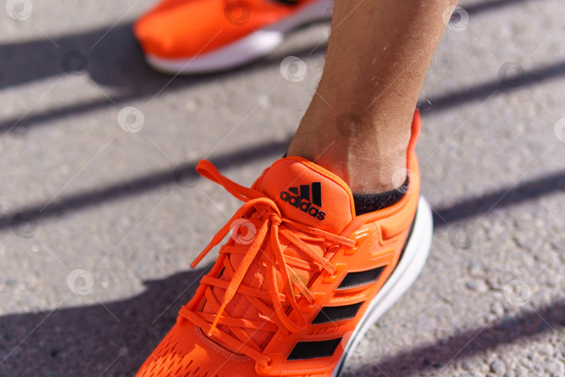 Скачать Тюмень, Россия - 15 июня 2022 года: мужские кроссовки Adidas оранжевого цвета. Adidas, многонациональная компания. Модель EQ21 фотосток Ozero