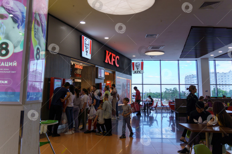 Скачать Тюмень, Россия - 12 августа 2022 года: ресторан KFC в торговом центре. Логотип компании. фотосток Ozero