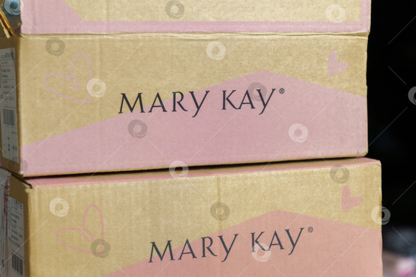 Скачать Тюмень, Россия - 02 ноября 2022 года: логотип компании Mary Kay на коробке. Доставка товара. Избирательный фокус фотосток Ozero