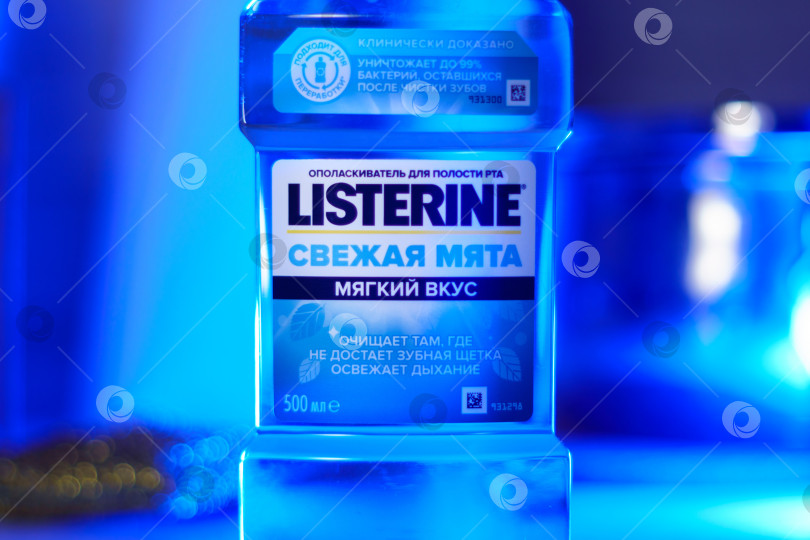 Скачать Тюмень, Россия - 14 октября 2022 г.: Listerine - торговая марка антисептического средства для полоскания рта на синем фоне. фотосток Ozero