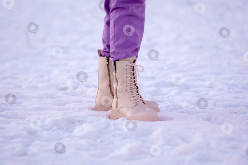 Скачать Женские зимние белые сапоги из модной экокожи. Избирательный фокус фотосток Ozero
