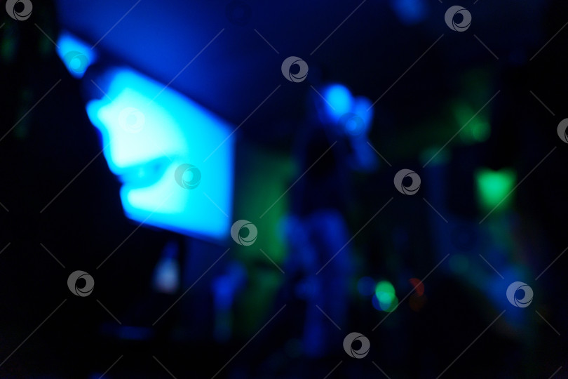 Скачать Несфокусированное освещение сцены развлекательного концерта, размытая дискотека. Рок-концерт фотосток Ozero
