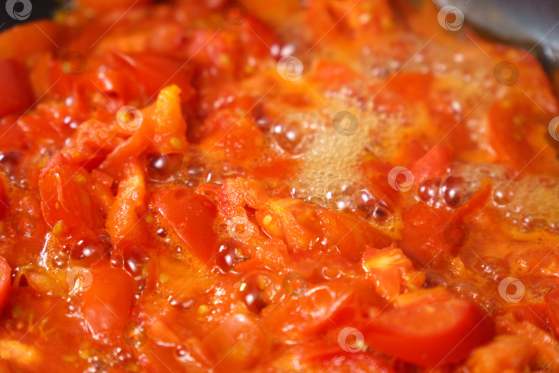 Скачать Горячий кетчуп, томатный соус или суп во время приготовления по традиционному рецепту концепция органического питания фотосток Ozero