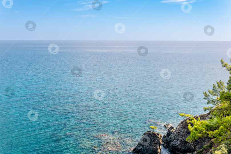 Скачать Средиземноморский морской пейзаж с крутым лесистым побережьем фотосток Ozero