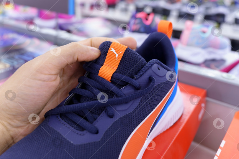 Скачать Тюмень, Россия - 12 августа 2022 года: Новый логотип Puma shoes, кроссовки, кроссовочники с логотипом. Концепция спортивной и повседневной обуви. Избирательный фокус фотосток Ozero