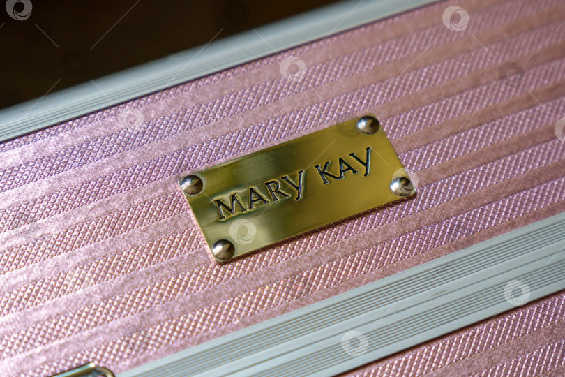 Скачать Тюмень, Россия - 02 ноября 2022 года: логотип Mary Kay, частной компании по продаже косметической продукции. Избирательный фокус фотосток Ozero