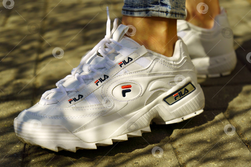 Скачать Тюмень, Россия - 13 сентября 2022 года: Кроссовки Fila, модель disruptor 2 white Fila - одна из крупнейших в мире компаний по производству спортивной одежды. фотосток Ozero