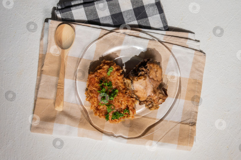 Скачать Миска восточноафриканского риса Джоллоф, украшенного кусочками жареной курицы - вид сверху фотосток Ozero
