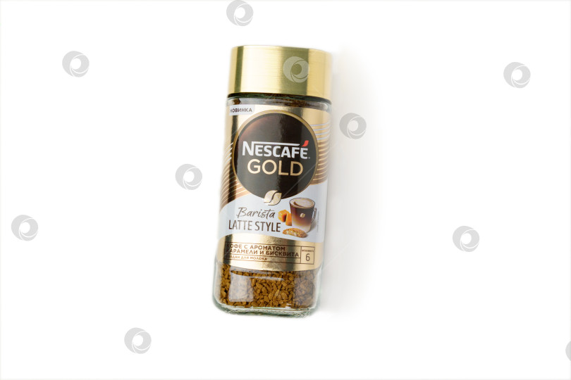 Скачать Тюмень, Россия - 30 июня 2022 года: Латте в стиле Nescafe gold Barista. Кофе с ароматом карамели и бисквитного торта. Белый фон, изолированный фотосток Ozero