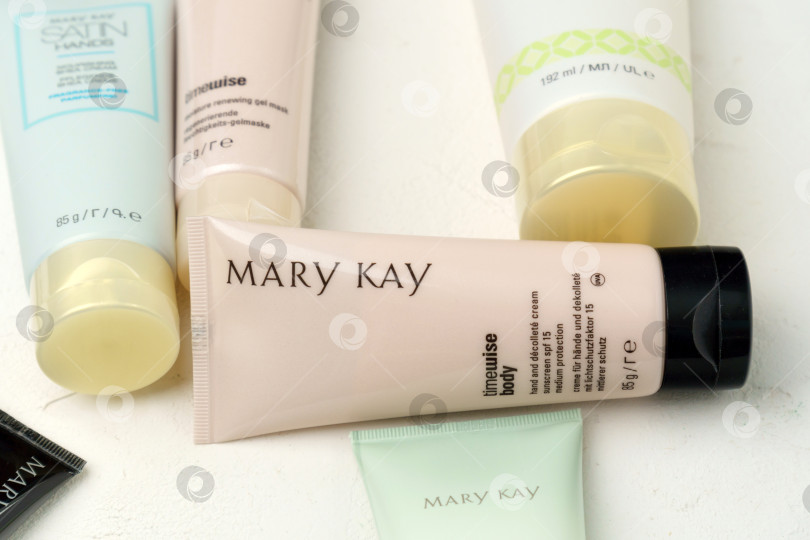 Скачать Тюмень, Россия - 30 июня 2022 года: логотип Mary Kay. Это американская многоуровневая маркетинговая компания, базирующаяся в Аддисоне, штат Техас фотосток Ozero