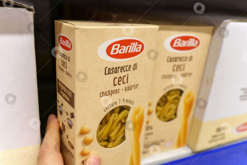 Скачать Тюмень, Россия - 27 мая 2022 года: Паста Barilla casarecce di ceci в супермаркете. Barilla - ведущий мировой производитель макаронных изделий фотосток Ozero