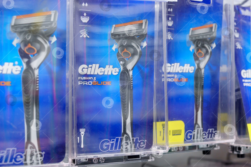 Скачать Тюмень, Россия - 11 мая 2022 года: Gillette - бренд безопасных мужских и женских бритв и других средств личной гигиены. Избирательный фокус фотосток Ozero