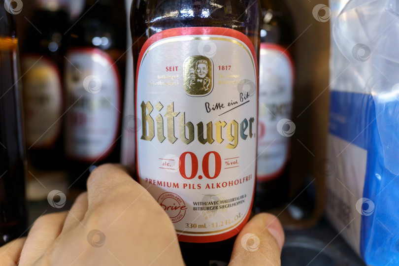 Скачать Тюмень, Россия - 08 мая 2022 года: Бутылка безалкогольного пива Bitburger. Bitburger - немецкая компания, экспортирующая продукцию более чем в 60 стран по всему миру фотосток Ozero