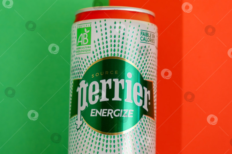 Скачать Тюмень, Россия - 30 июня 2022 г.: Perrier - французский бренд минеральной воды премиум-класса, насыщенной кофеином yerba mate. Французский бренд минеральной воды премиум-класса фотосток Ozero