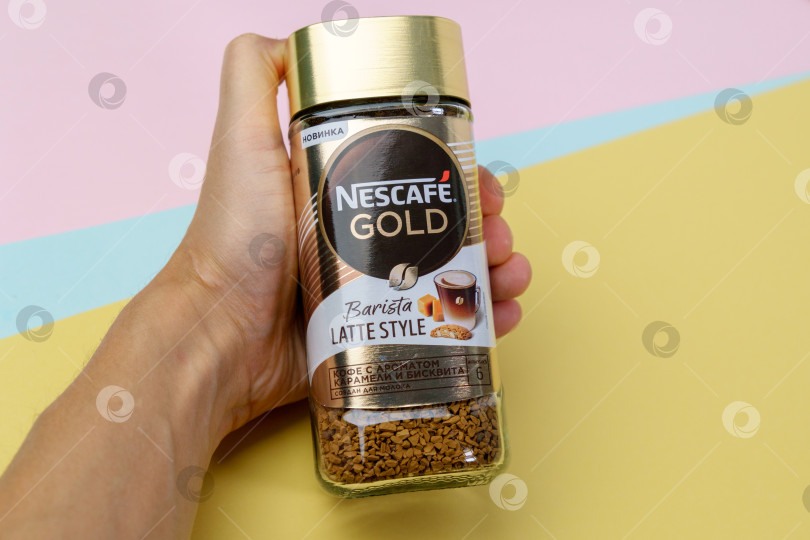 Скачать Тюмень, Россия - 30 июня 2022 года: Латте в стиле Nescafe gold Barista. Кофе с ароматом карамели и бисквитного торта фотосток Ozero