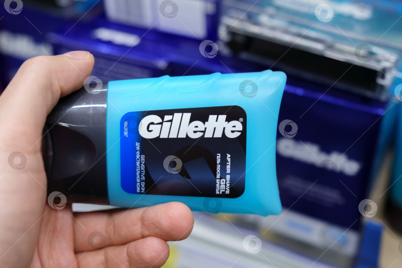 Скачать Тюмень, Россия - 11 мая 2022 года: Gillette - бренд безопасных бритв для мужчин и женщин и других средств личной гигиены. Избирательный фокус фотосток Ozero